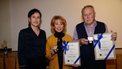 Bild: bey
Bürgermeisterin Tanja Schiffmann (links) verleiht Lydia Ebneth und Dieter Menzl die Bürgermedaille des Marktes Parkstein und würdigt damit deren langes kommunalpolitisches Engagement.