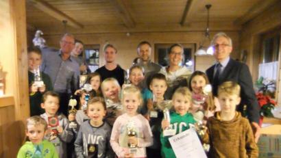 Bild: gm
Viele Kinder der Laufsparte der Spielvereinigung Ebermannsdorf waren bei der Vereinsmeisterschaft besonders erfolgreich. Im Hintergrund die dafür Verantwortlichen (von links): Georg Roth, Fabian Roth (Sieger bei den Herren), Trainer Christian Meyer und Christine Reuss; es gratulierte Zweiter Bürgermeister Michael Götz (rechts).