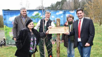 Bild: hcz
Im "Interkulturellen Garten" pflanzen Hans Babl vom "Bund Naturschutz" (links) und Falk Ponsold vom BRK (Dritter von links) eine schöne Linde.
