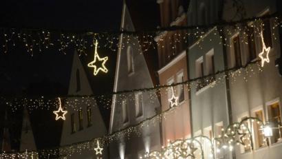 Bild: Gabi Schönberger
Die Weihnachtssterne am Oberen Markt leuchten bereits.