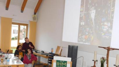 Bild: hai
Claudia und Bernhard Hauer (von links) gaben Erläuterungen zu ihren Fotos, die sie im Frühjahr während ihrer Kosovo-Reise unter anderem in Schulen, einem Behindertenheim und in Krankenhäusern gemacht haben.