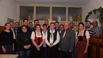 Bild: fla
Gerhard Engl (vorne 2.v.re), Bezirksvorstand des Nordbayerischen Musikbundes, gratulierte den neugewählten Vorstandsmitgliedern, allen voran den Vorständen Birgit Bocka (vorne 2.v.li), Franz Völkl (vierter v.li) und Jonas Kraus (vorne 3.v.li).