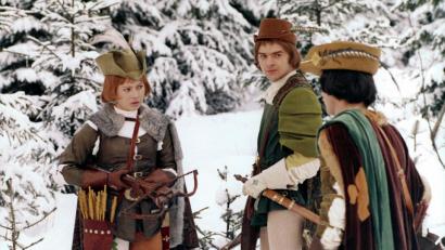 Bild: WDR/DRA/dpa
Als Jäger verkleidet schießt Aschenbrödel (Libuse Safrankova) im Film "Drei Haselnüsse für Aschenbrödel" mit dem Prinzen (Pavel Travnicek) um die Wette.