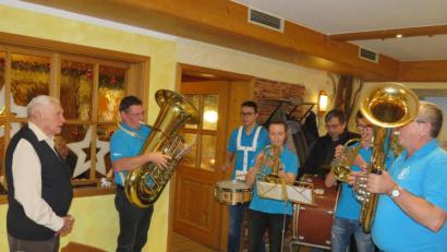 Bild: adj
Sichtlich erfreut genießt der Jubilar das Ständchen der Jugendblaskapelle.