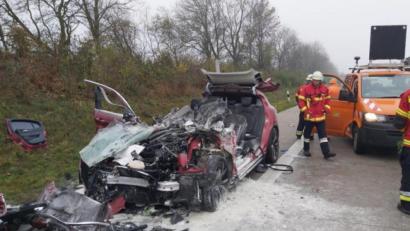 Bild: Feuerwehr Wörth an der Isar
Der Alfa Romeo des 49-jährigen Amberg-Sulzbachers, nachdem die Feuerwehr den schwerverletzten Fahrer aus dem Wrack des Wagens geschnitten hatte.