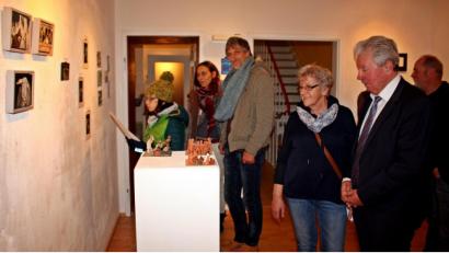 Bild: R. Kreuzer
Kleine Menschen aus Ton werden auch in der Ausstellung im Kunstbau vorgestellt.