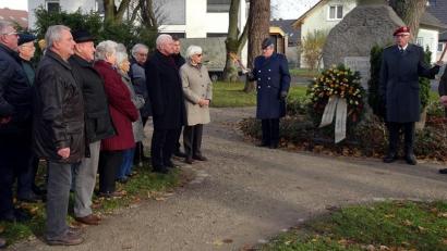 Bild: R. Kreuzer
Stadtrat a. D. Helmut Ruhland hält die Gedenkrede und erinnert an Leid und Tod. Er legt zusammen mit Vorsitzender Edith Schimandl von den Moosfurtsiedlern am Mahnmal in der Siedlung einen Kranz nieder.
