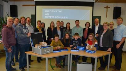 Bild: jr
IGZ-Geschäftsführer Wolfgang Gropengießer (Vierter von rechts) hat jetzt an der Mittelschule Mitterteich 16 Robotics-Lernbaukästen und 16 Calliope-Mini-Boards im Wert von 1600 Euro übergeben. Darüber freuen sich Fachberater für Informatik Leonhard Fütterer (rechts) und Schulrätin Martina Puff (Vierte von rechts) gemeinsam mit den 15 Lehrer der sieben Landkreis-Mittelschulen, die an der Fortbildung teilnehmen. Schon vertraut mit den Baukästen sind die Schüler der Mittelschule Mitterteich (im Vordergrund).