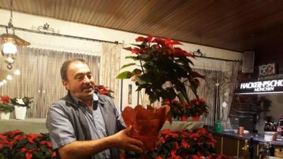 Bild: szl
Otto Uhl versteigert Blumendekorationen, die die OVV-Mitglieder gefertigt haben.
