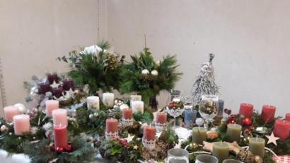 Bild: ksi
verschieden gestaltete weihnachtliche Gestecke und Adventkränze