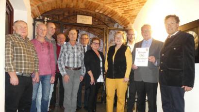 Bild: rn
Harald Drobig (rechts) dankt mit Präsenten (von links) Heinz Fuchs, Herbert Horn, Hans-Peter Schramm und Peter Drobig für besonderes Engagement im Verein und ehrt Erika Kraus, Traudl Distler und Klaus Lehl für langjährige Mitgliedschaft.