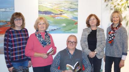 Bild: du
Das Büchereiteam mit Annemarie Fink, Marieluise Uebelacker, Christa Schläger und Anne Bodensteiner (von links) freut sich, dass Autor Thomas Bäumler zur Präsentation seines neuen Krimis "Glaslandblues" nach Schirmitz gekommen ist.