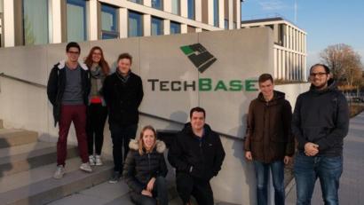 Bild: exb
Das Tech-Burg-Team vor dem Haupteingang der "Tech-Base" in Regensburg.