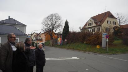 Bild: exb
Bürgermeisterkandidat Gerhard Steiner weist auf die problematische Verkehrssituation im Kurvenbereich der Johann-Dietl-Straße beim Kindergarten St. Martin hin. Das dahinter liegende Grundstück eignete sich nach Ansicht der Partei bestens für eine Erweiterung von altersgerechten Wohnungen.
