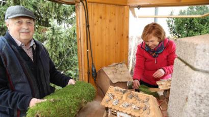 Bild: njn
Seit Anfang an dabei ist Vorstandsmitglied Josef Stock (links). Seit kurzem unterstützt ihn beim Aufbau der Krippe Tochter Ulrike.