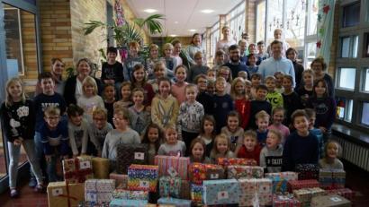Bild: du
42 Weihnachtspäckchen für notleidende Kinder in Osteuropa übergeben die 60 Schirmitzer Grundschüler den Vertretern von Round Table Weideni.