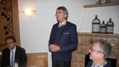 Bild: wro
Bürgermeister Toni Dutz (rechts) begrüßte zum traditionellen Fischessen zahlreiche Gäste im Hotel „Deutsches Haus“. Darunter auch Regierungspräsident Axel Bartelt (Zweiter von rechts) und Regierungsvizepräsident Christoph Reichert (links).