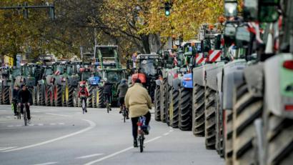 Bild: Axel Heimken/dpa
Wenn die Bauern auf Sternfahrt gehen, sind sie nicht zu übersehen.