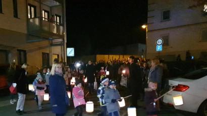 Bild: exb/Katharina Pfistermeister
Mit selbst gebastelten Laternen ziehen die Mädchen und Buben von der Kirche zum Kindergarten.
