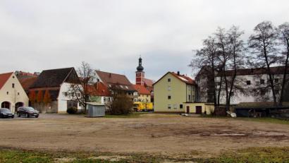 Bild: ds
Der Badparkplatz soll im Zuge der Dorferneuerung als Festplatz befestigt werden. Dazu muss aber vorher ein kostspieliger Bodenaustausch vorgenommen werden.