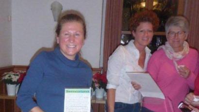 Bild: rst
Jelena Bauer (links) sprach bei der Abschlussfeier des Obst- und Gartenbauvereins.