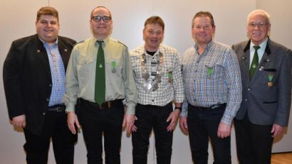 Bild: no
Bei der Königsproklamation (von links): Bürgermeister Dieter Dehling, 1. Ritter Bertram Menzel, Schützenkönig Bernd Ibler, 2. Ritter Werner Englhard und Schützenmeister Bruno Müller.