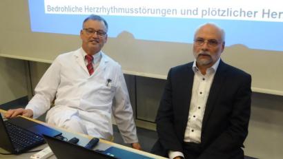 Bild: hka
Über Rhythmusstörungen und plötzlichen Herztod informierten im St.-Anna-Krankenhaus Prof. Dr. med. Karl Josef Osterziel (rechts) und Chefarzt Dr. med. Helge U. Simon.