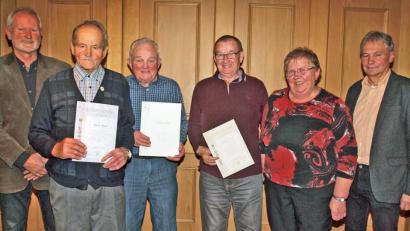 Bild: sön
Gemeinsam mit stellvertretendem Kreisvorsitzenden Eduard Eckl (links) und Zweitem Bürgermeister Josef Weinfurtner (rechts) zeichnete Vorsitzende Maria Mayer die Mitglieder Rainer Salbeck, Josef Schön und Xaver Riepl für ihre langjährige Vereinstreue aus.