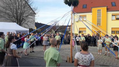 Bild: rs
Ein Höhepunkt ist der „Bandltanz“ beim Austanzen des Kirwabaumes.
