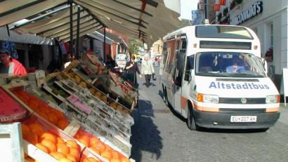 Archivbild: Alexander Unger
So hat er ausgesehen, der Altstadtbus, den sich der ZNAS 2001 aus Österreich geliehen hatte. Rund 1000 Fahrten absolvierte er in sechs Wochen, dabei nahmen rund 1000 Passagiere den Service in Anspruch.