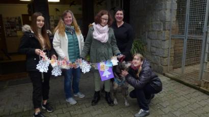 Bild: kal
Spendenübergabe im Tierheim Amberg (von links): Nelli Gorny (M 8), Sabine Rothfischer, Leonie Überall (M 8), Silvia Simon und Lehrerin Felicitas Berger mit Rüde Konrad.