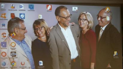 Bild: rn
Von einer Leinwand aus begrüßten (von rechts) Schriftführer Heribert Lassner, Schatzmeisterin Brigitte Brüchner, Vorsitzender Karl Lorenz, Geschäftsführerin Elisabeth Gottsche und 2. Vorsitzender Dieter Klein die Versammlungsteilnehmer.