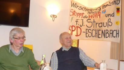 Bild: rn
Unter dem WAA-Transparent Eschenbacher Demonstranten stellten sich Hans Schuierer und Wolfgang Nowak (von rechts) den Fragen der Besucher aus Eschenbach und Umgebung.