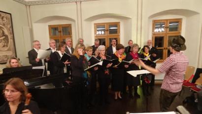 Bild: hm
Zum Thema „Frühling“ gab der gemischte Chor unter Leitung von Kerstin Kiener mit „Wenn die ersten Knospen sprießen“ von Anton Dvorak sein Debüt.