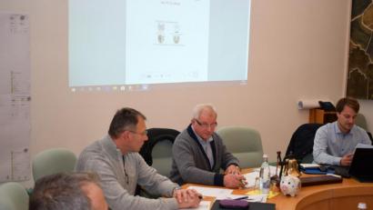 Bild: bnr
Verbandsratsvorsitzender Johann Müller (Zweiter von rechts) leitete die Sitzung des Zweckverbandes zur 'Wasserversorgung der Glaubendorfer Gruppe im Rathaus Pfreimd.