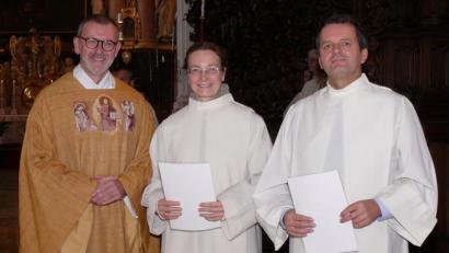 Bild: kgg
Zum Christkönigs-Fest am Sonntag hieß (von links) Stadtpfarrer Thomas Vogl mit Nicole Katsikis und Ulrich Liegl zwei neue Kommunionhelfer willkommen.
