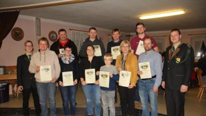 Bild: frd
Den Vertretern der zehn besten Vereine beim Gemeindeschießen in Niedermurach gratulierten die Schützenmeister Johannes Schneeberger (Murachtaler Schützen, links) und Michael Fuchs (Schlossfalke Pertolzhofen, rechts).