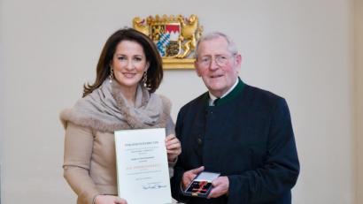 Bild: exb/Seyfarth/StMELF
Ministerin Michaela Kaniber zeichnete Luitpold Edenhart mit dem Verdienstkreuz aus.