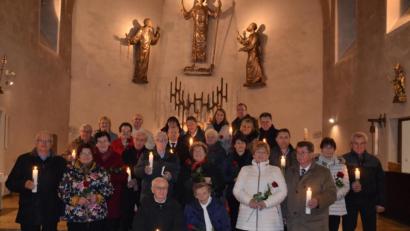 Bild: gi
Zwölf Jubelpaare feiern ihr Ehejubiläum mit einem Dankgottesdienst in der Pfarrkirche St. Peter und Paul. Den Jubilaren gratulierte Pfarrer Josef Most und Pfarrgemeinderats-Sprecherin Elisabeth Völkl zu 10, 25, 40, 50 und 60 gemeinsamen Ehejahre.