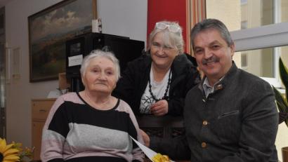 Bild: dob
Zum 85. Geburtstag von Pauline Schell kam Bürgermeister Andreas Wutzlhofer im Walter-Siegert-Caritasheim vorbei, um der Wahl-Vohenstraußerin die besten Glückwünsche zum Ehrentag zu übermitteln. Tochter Luise Wohner (Mitte) holte ihre Mutter zur familiären Feier ab.