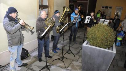 Bild: u
Zum 19. Mal veranstalten der Heimat- und Trachtenverein und der Gewerbeverband vom 1. bis einschließlich 23. Dezember den Lebendigen Adventskalender. Das erste Fensterl am Ostgiebel des Rathauses öffnet am Sonntag um 17 Uhr Bürgermeister Hermann Falk. Die musikalische Umrahmung übernimmt wieder die Bläsergruppe „D’Herzensblecher“.