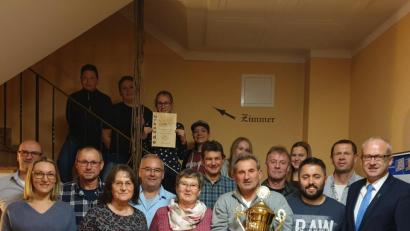 Bild: mma
So sehen Sieger aus: Die strahlenden Geehrten mit Bürgermeister Bernhard Lindner (rechts), Sportwart Christian Ritter (Zweiter von rechts), Zweitem HKA-Vorsitzendem Wolfgang Schötz (hinten, Zweiter von links) und Sichere-Kugel-Vorsitzender Sibylle Saazer.