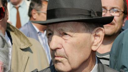 Bild: agentur_dpa
Einer der Entscheidungsträger in den 80ern: Ex-Generalsekretär Miloš Jakeš (aufgenommen 2014). Auch er bekam heute, am 26.11.2019, Besuch von den Ermittlungsbehörden.
