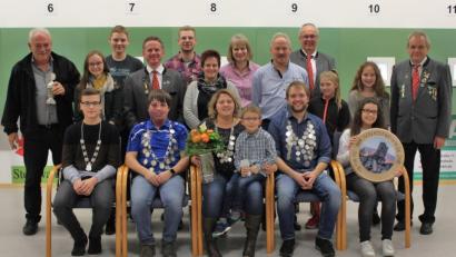 Bild: att
Das neue Königreich präsentierte sich sitzend von links: Jugendkönig Johannes Schieder, Luftpistolenkönig Andreas Heinz, Schützenliesl Daniela Haas mit Johannes, Schützenkönig Stefan Hein und die große Gewinnerin des Abends Christin Paukner mit der Geburtstagsscheibe von Karlheinz Hein (rechts). Die platzierten Ritter stehen jeweils hinter dem König. Manfred Haas (links) verewigt seinen Namen auf dem Senioren-Wanderpokal.