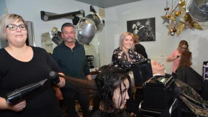 Bild: dob (Archiv)
Am Nikolaustag wird im Friseursalon Günther Schönberger wieder im Akkord zugunsten der Kinderkrebshilfe in der Region Oberpfalz Nord gewaschen und geschnitten.