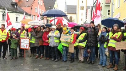 Bild: Hirsch
200 Asklepios-Beschäftigte demonstrierten auf dem Schwandorfer Marktplatz für einen Tarifvertrag und dadurch mehr Lohn und Urlaub.