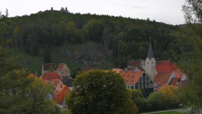 Bild: ass
Wildromantisch schmiegt sich die Gemeinde Hohenburg ins Tal der Lauterach. Im Rathaus (schwarzes Haus, vorne) bahnt sich derweil ein Frontenwechsel an. Die drei bisherigen SPD-Gemeinderäte werden 2020 auf der CSU-Liste kandidieren.