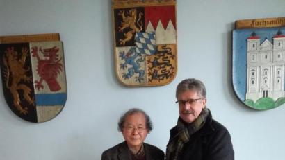 Bild: exb
Professor Tatsuro Miyake (links) wurde bei seinem Besuch von Bürgermeister Wolfgang Braun (rechts) begrüßt. Die Überreichung eines kleinen Geschenks durfte nicht fehlen.