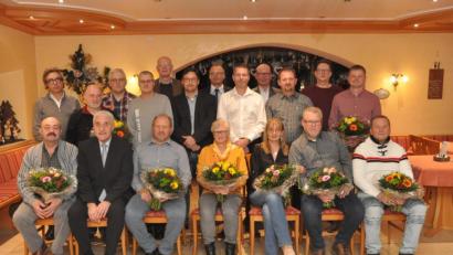 Bild: dob
Betriebsratsvorsitzender Martin Högen (Zweiter von links) und Lothar Bauer (Dritter von links) gehören seit 45 Jahren zum Personalstamm der Firma Schulte & Schmidt in Flossenbürg. Sie und alle anderen langjährigen Mitarbeiter durften sich im Landhotel Kastanienhof bei Georgenberg viel Lob von ihren Firmenchefs abholen. Dazu zählen die Geschäftsführer Achim Sach (hinten, links) und Roland Schulte (hinten, Fünfter von links) und außerdem Thomas Graf (Zentrale Dienste, Sechster von rechts) und Werkleiter in Flossenbürg und Nürnberg, Uwe Langenberg (hinten, Vierter von rechts).