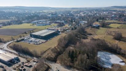 Archivbild: dtr
Nach den Plänen des Staatlichen Bauamts soll die Bundesstraße 299 (links unten) später einmal auf der früheren Bahntrasse verlaufen. Die Strecke würde dann geradeaus weiter Richtung Waldsassen führen. Bei der Bürgerversammlung hoffte Bürgermeister Bernd Sommer, dass der Planfeststellungsbeschluss im Jahre 2020 erfolgt. Außerdem riet er allen Beteiligten zur Ruhe und Besonnenheit bei diesem Thema.